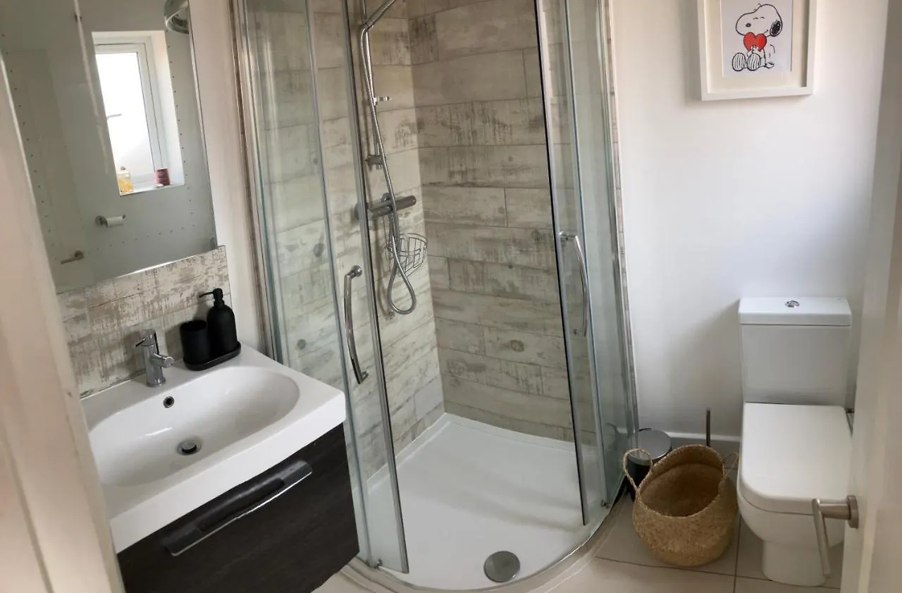 Beautiful 4 Double Bedroom House In Poole With Hot Tub, Near Sandbanks